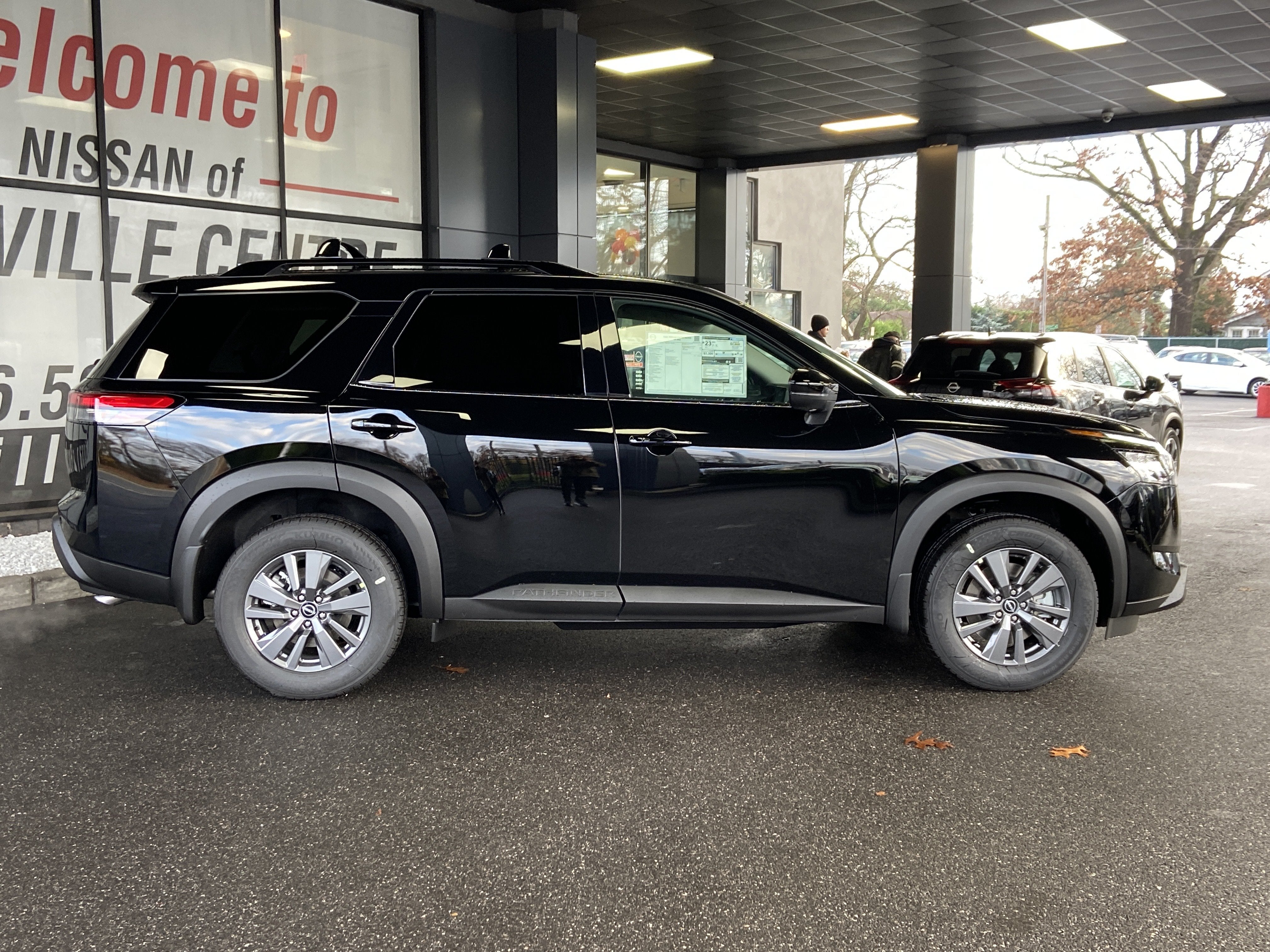 2025 Nissan Pathfinder SV