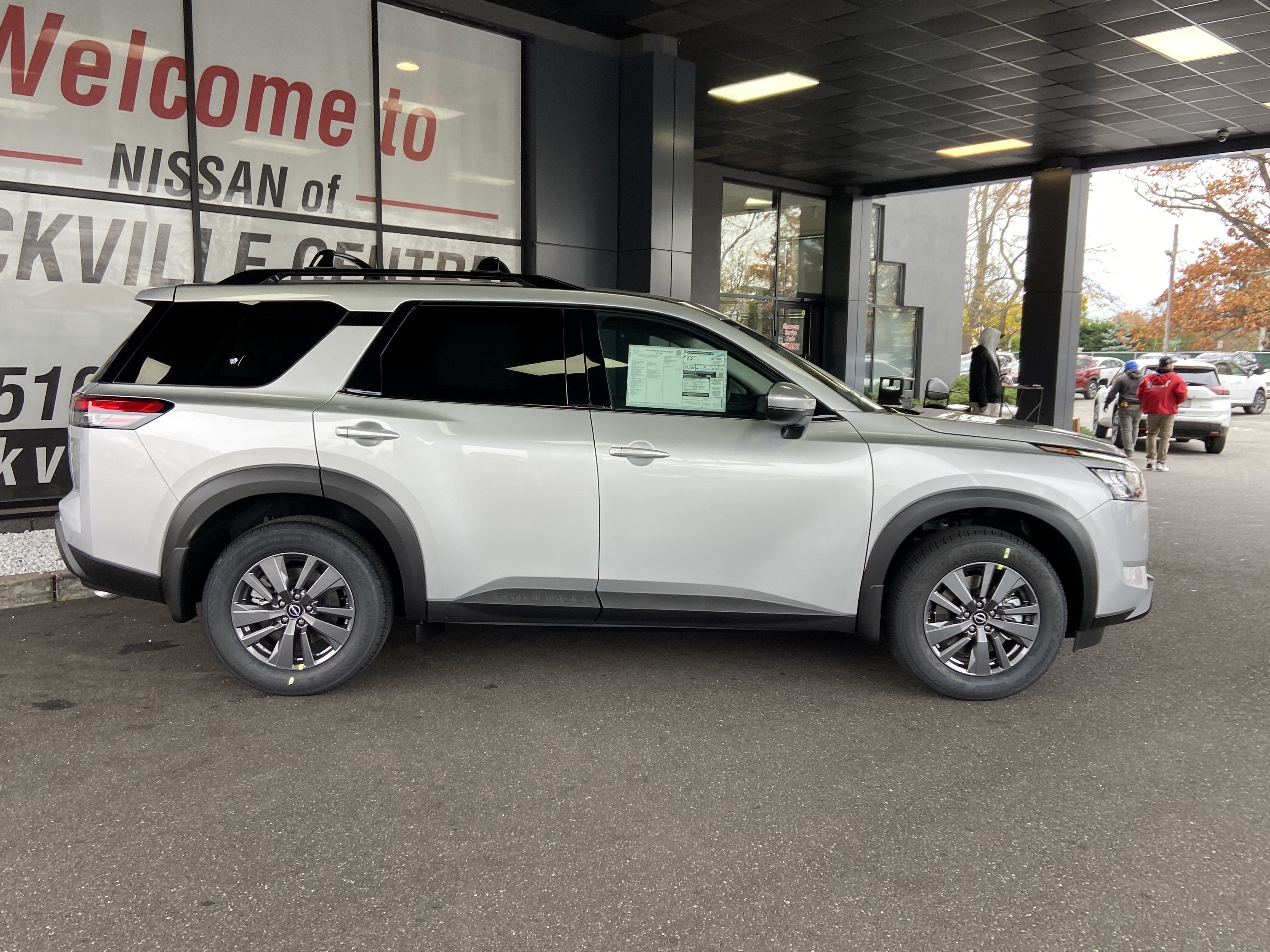 2025 Nissan Pathfinder SV