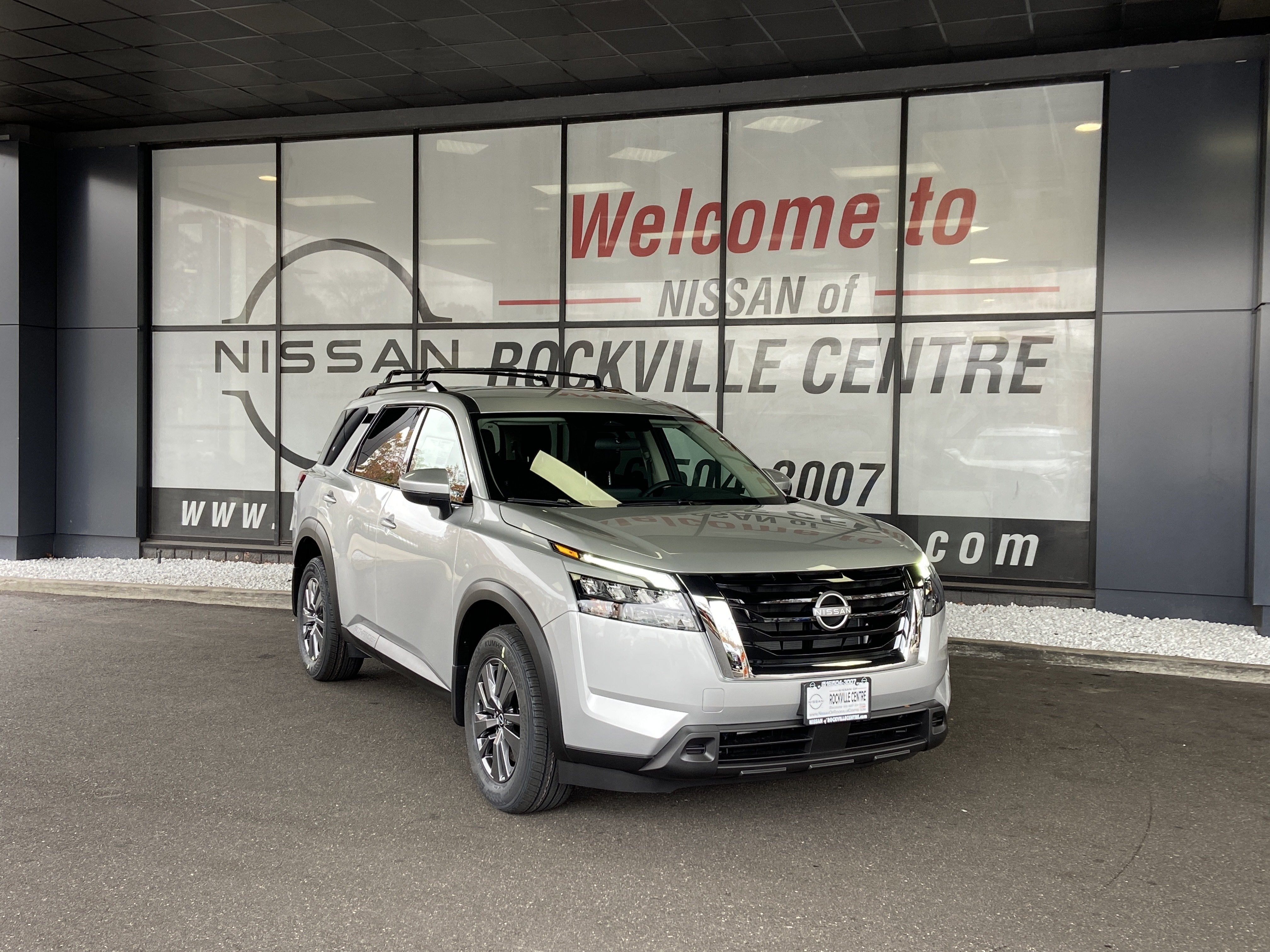 2025 Nissan Pathfinder SV