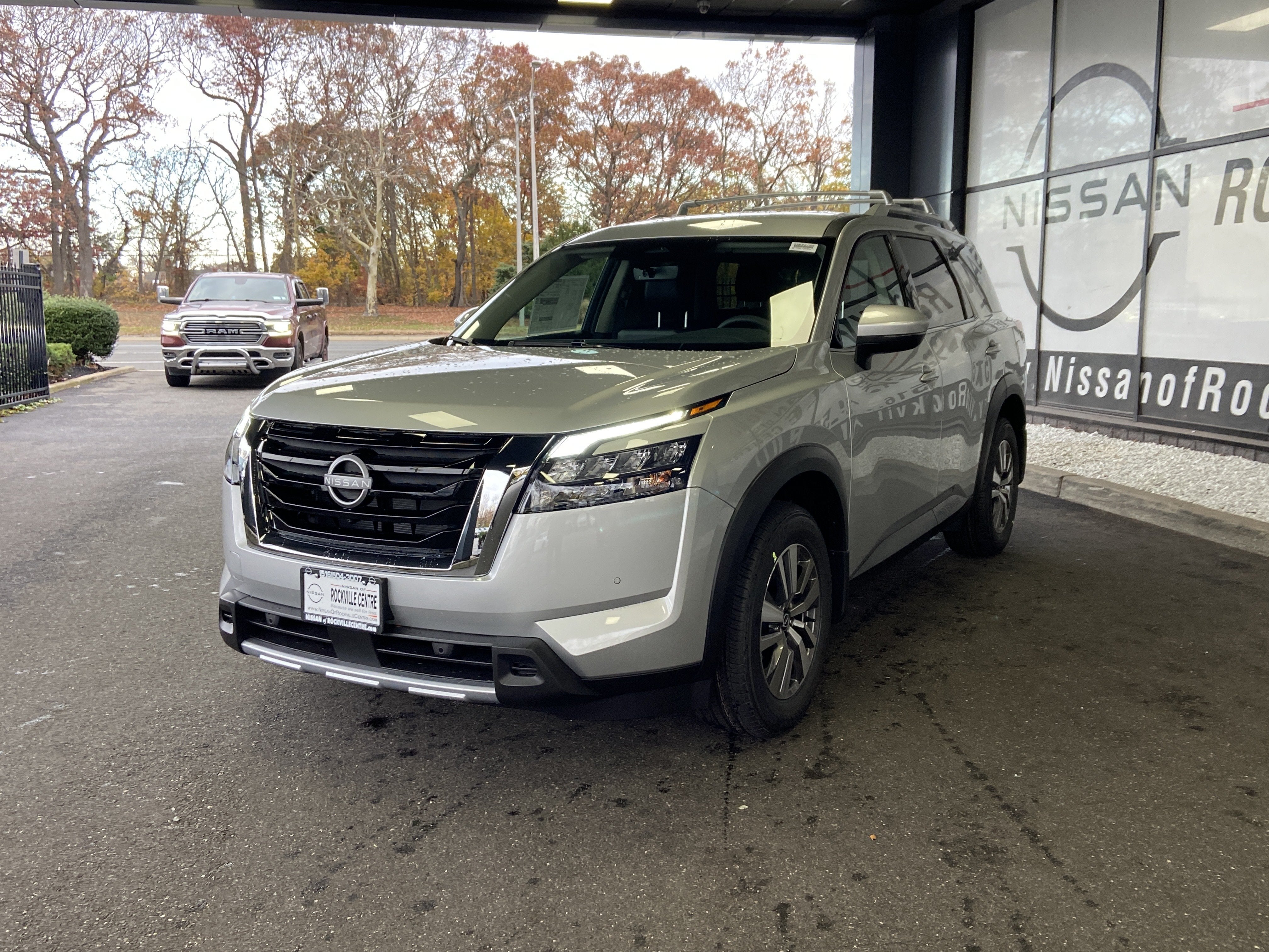 2025 Nissan Pathfinder SL